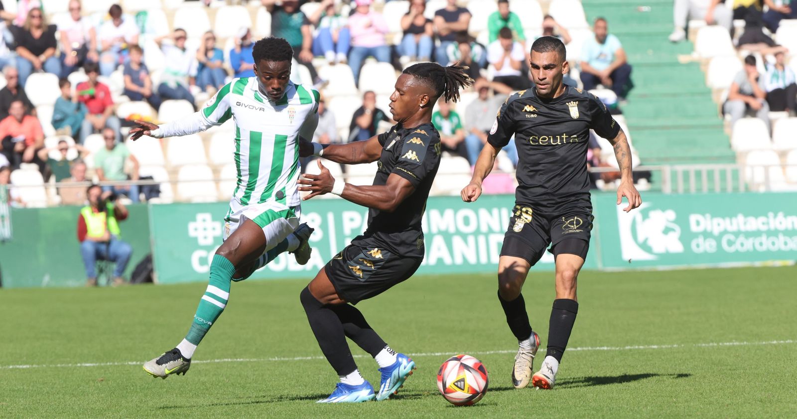 Adilson Mendes supera a Cedric Teguia en el Córdoba CF - Ceuta de la primera vuelta.