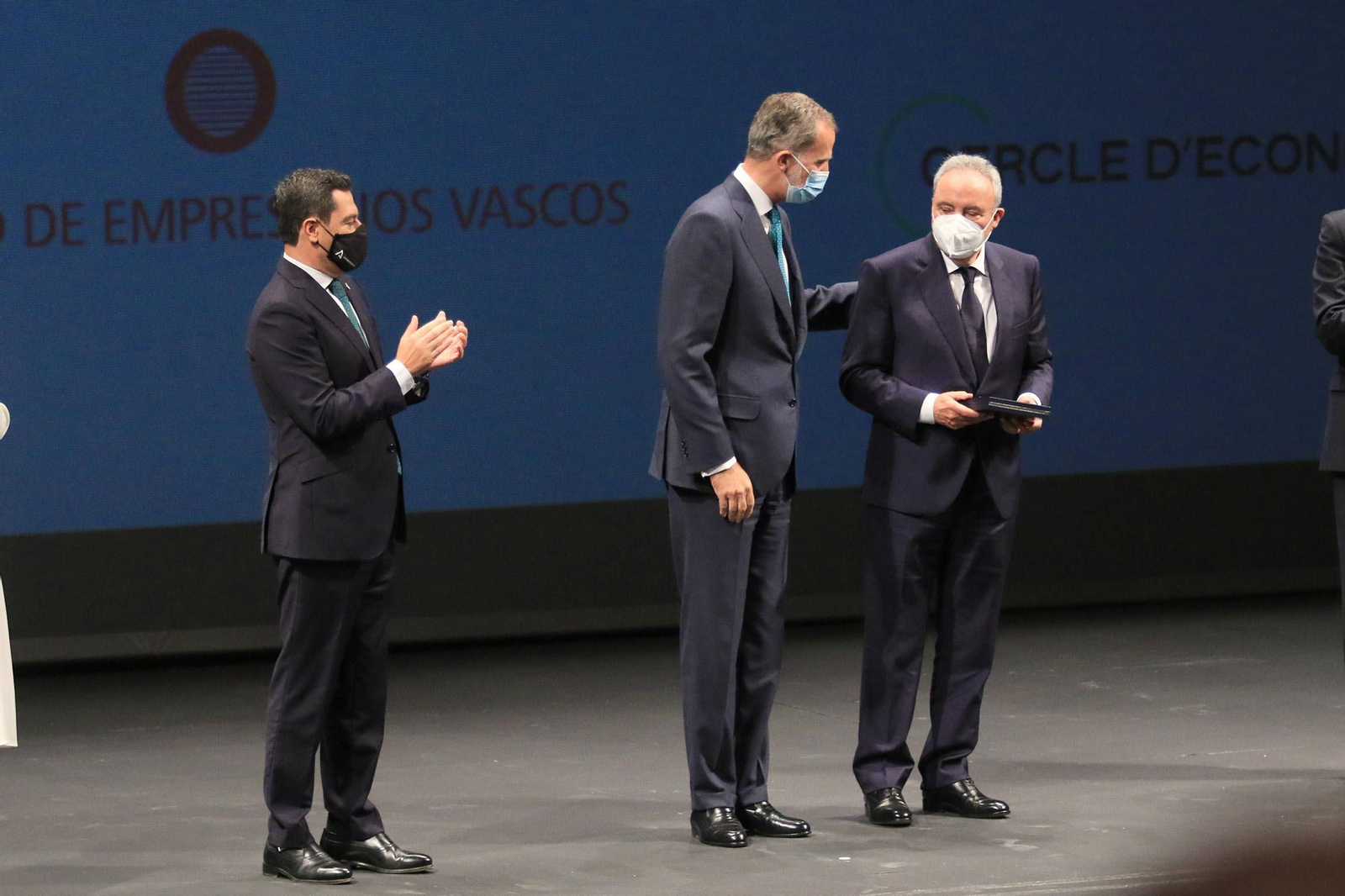 Fotogalería 'El Rey entrega el premio Reino de España a la Trayectora Empresarial a Paco Cosentino'