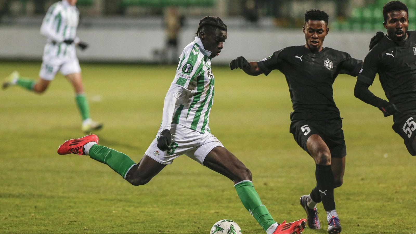 Assane Diao intenta un disparo con la derecha.