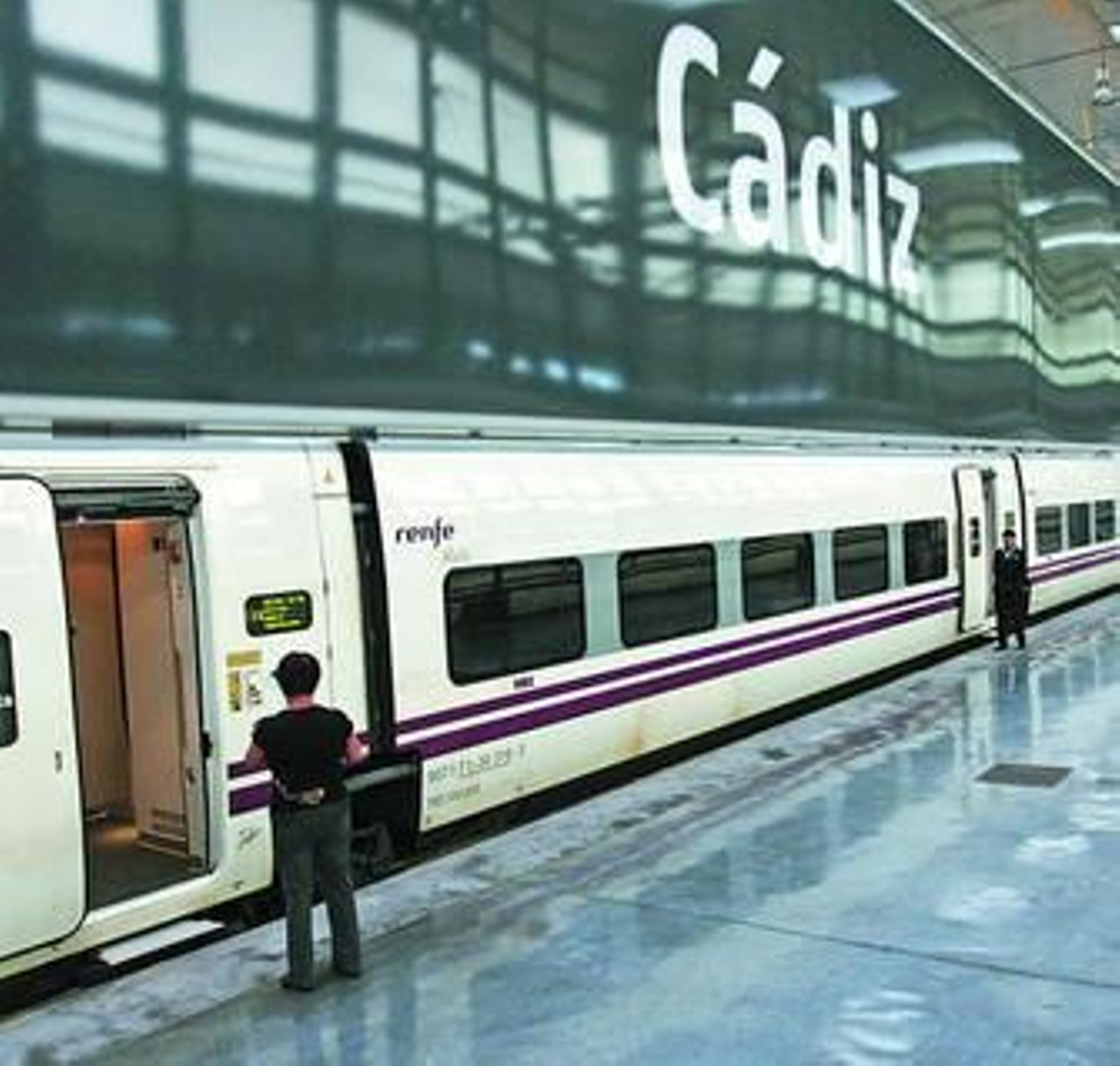 El tren Alvia de la Serie 130 estacionado en la terminal de Cádiz en una imagen de archivo.