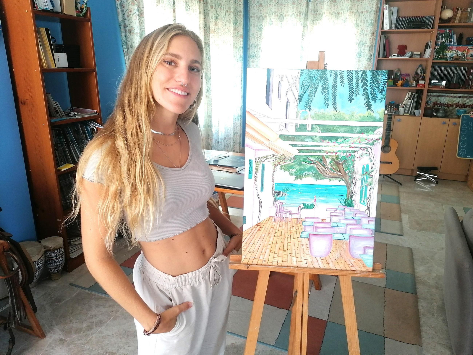 Leyre Apellániz en su estudio de Aguadulce junto a una de sus obras.