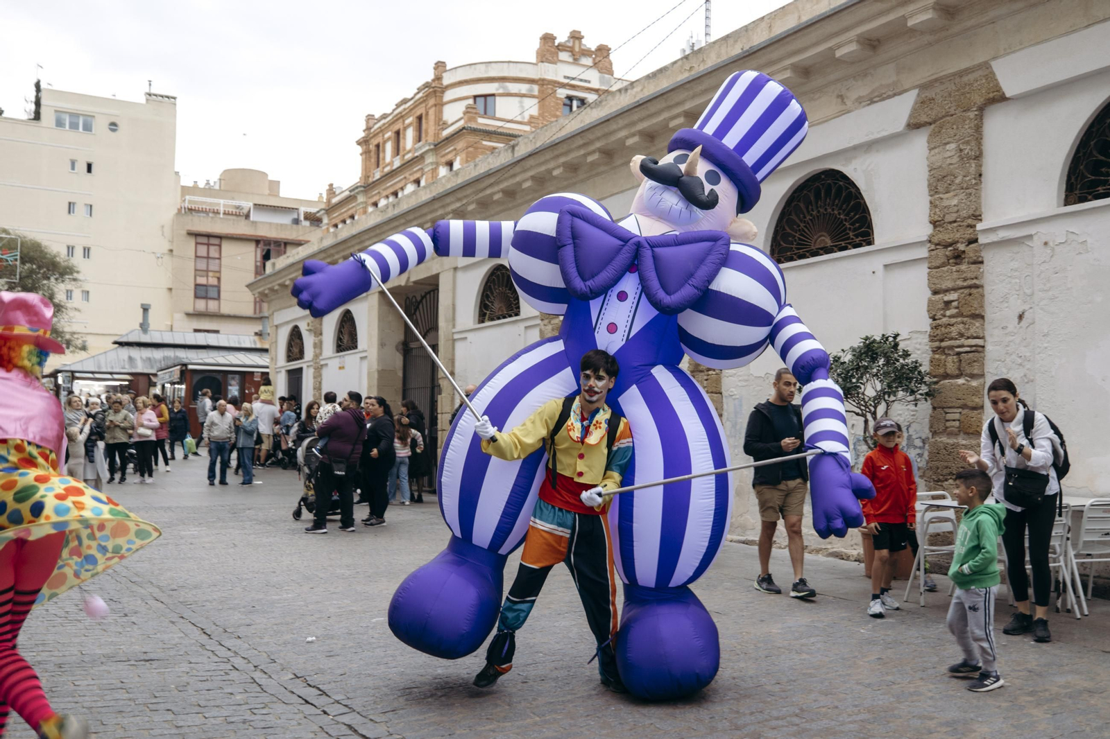 Imágenes de la celebración de los Tosantos en los mercados de Cádiz Imágenes de la celebración de los Tosantos en los mercados de Cádiz