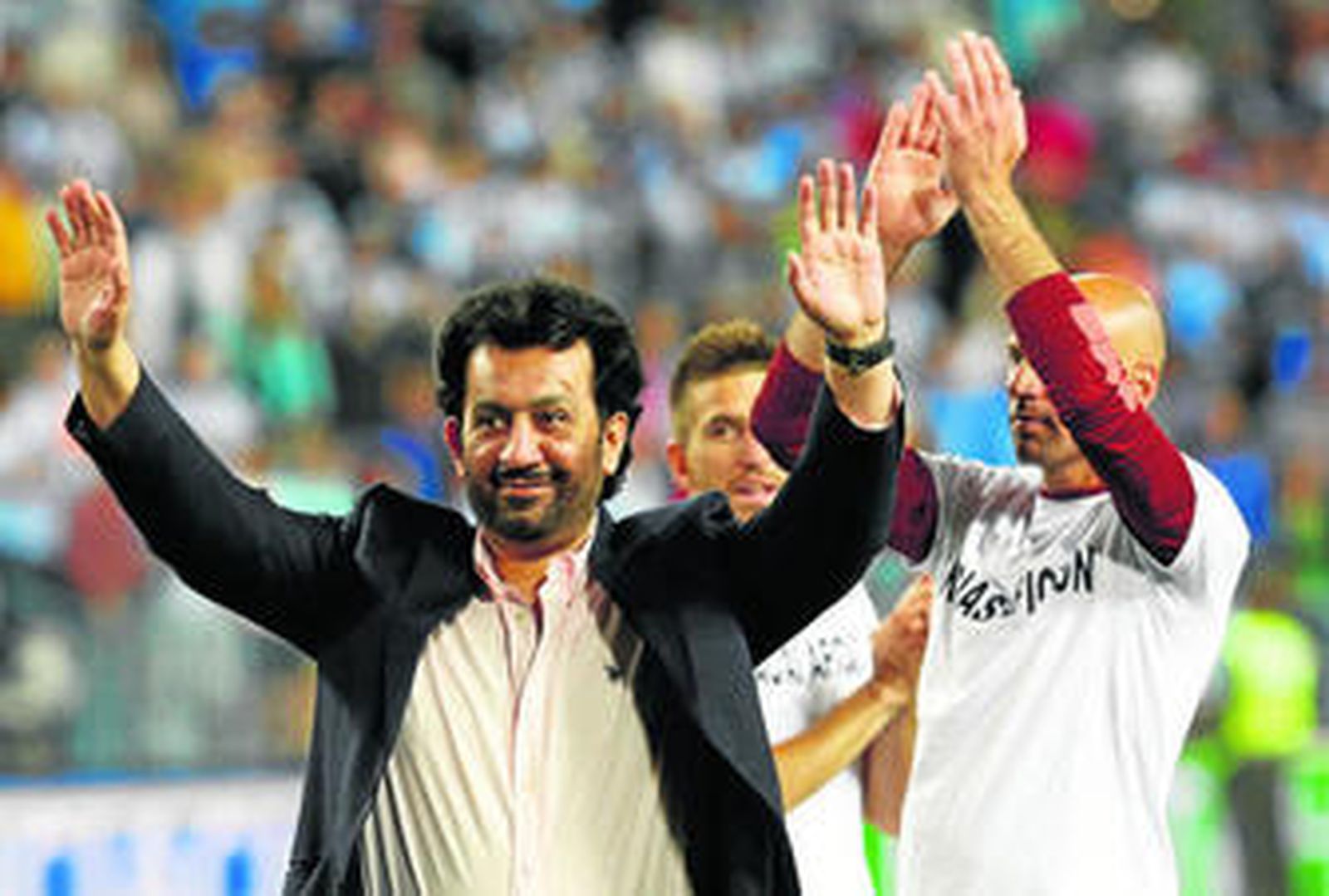 Al-Thani, Caballero y Camacho saludan a la afición tras la última jornada.