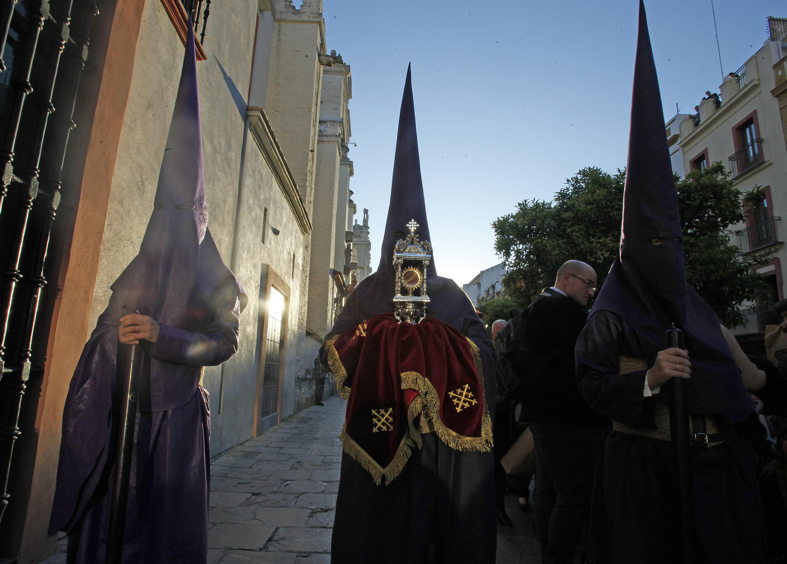 HERMANDAD DE LA CORONA