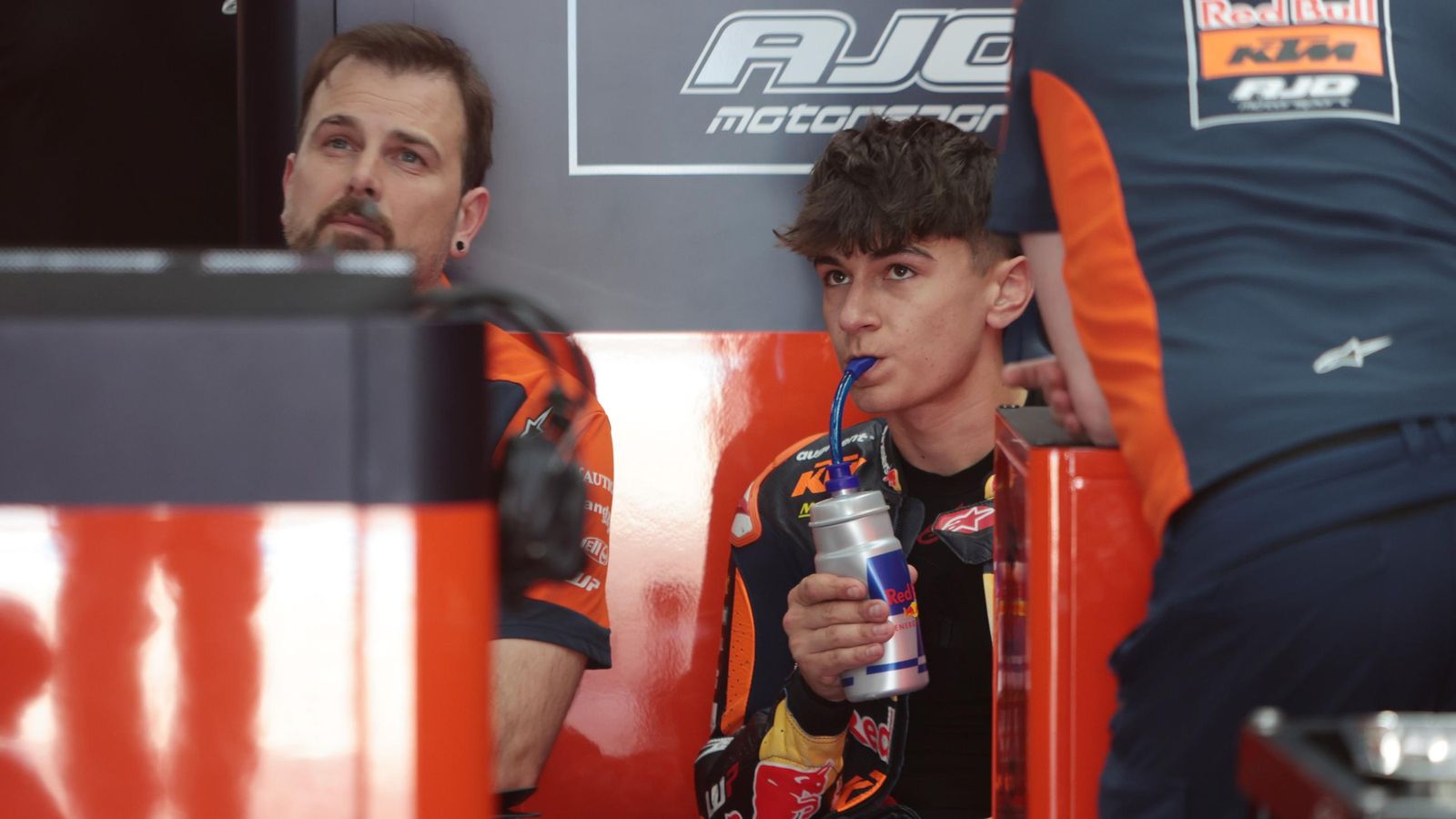 Imágenes de boxes en los entrenamientos del Viernes de Moto3 en Jerez