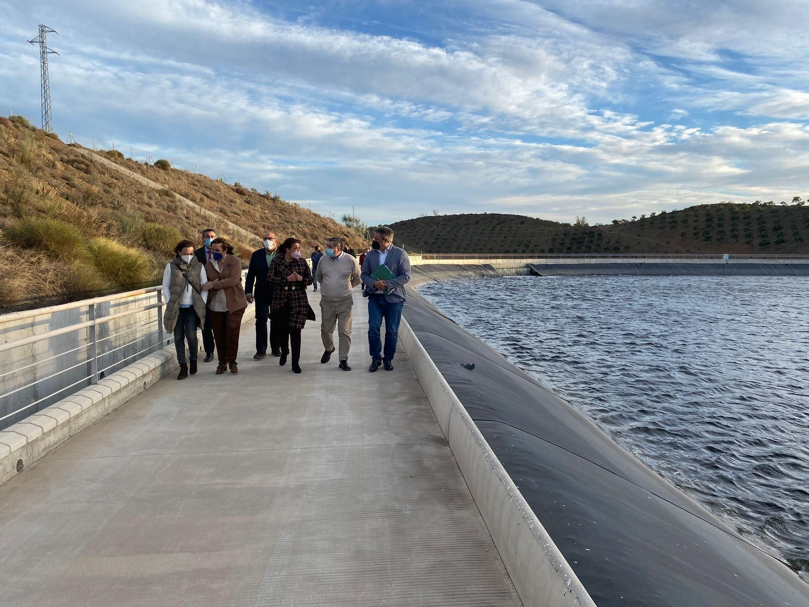 Visita a la balsa, ubicada junto al río Benamargosa, donde se mezcla el agua regenerada con la del embalse de La Viñuela. Visita a la balsa, ubicada junto al río Benamargosa, donde se mezcla el agua regenerada con la del embalse de La Viñuela.