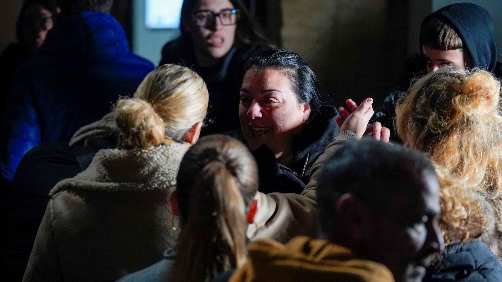 Abrazos a la madre de la víctima.