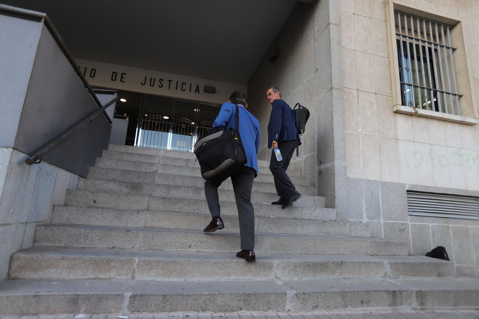 Los letrados de la defensa, a su llegada a la Audiencia Provincial para una de las vistas de la causa.