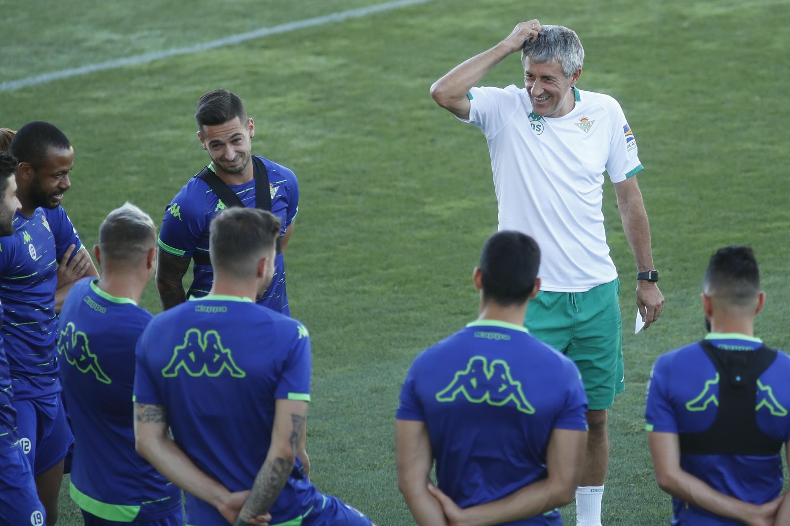 Quique Setién bromea con sus jugadores en el entrenamiento.