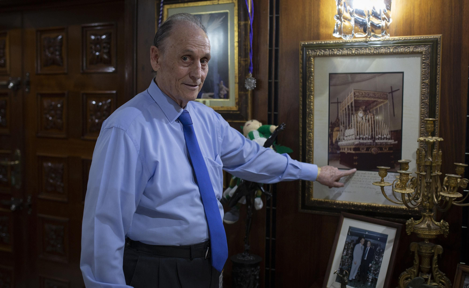 Manuel Ruiz de Lopera rodeado de las cosas que más quería durante una entrevista