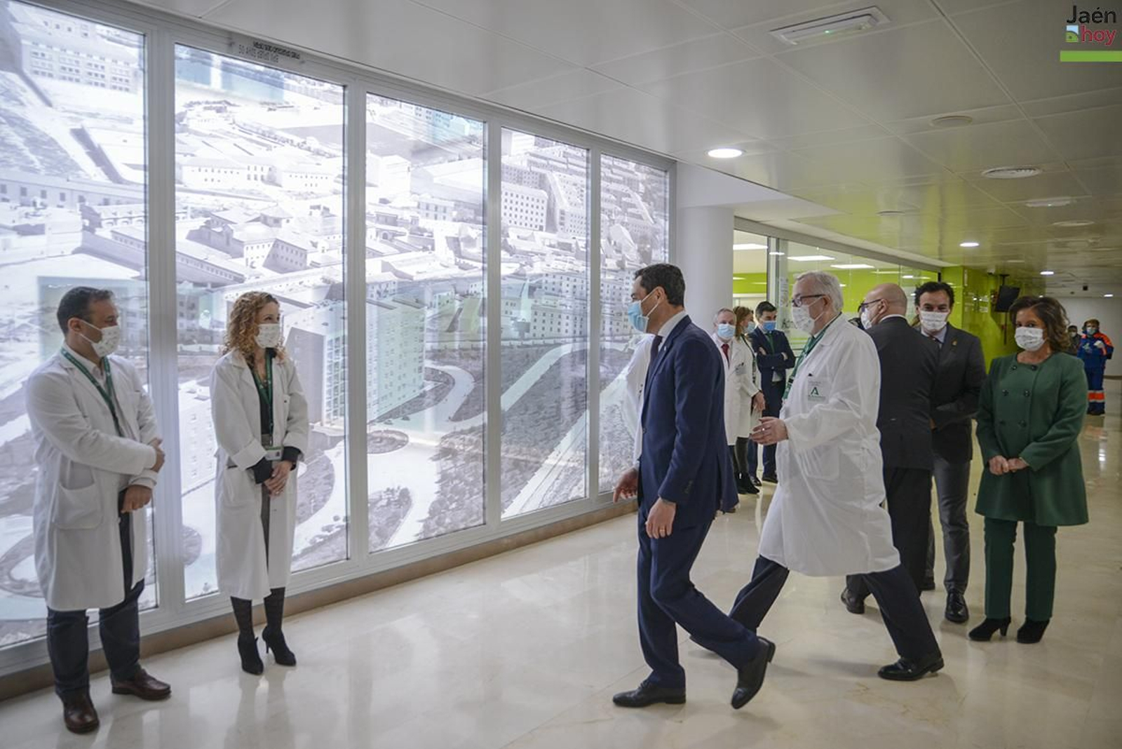 Juanma Moreno visita el nuevo PET-TAC y las dos gammacámaras del Hospital Universitario de Jaén