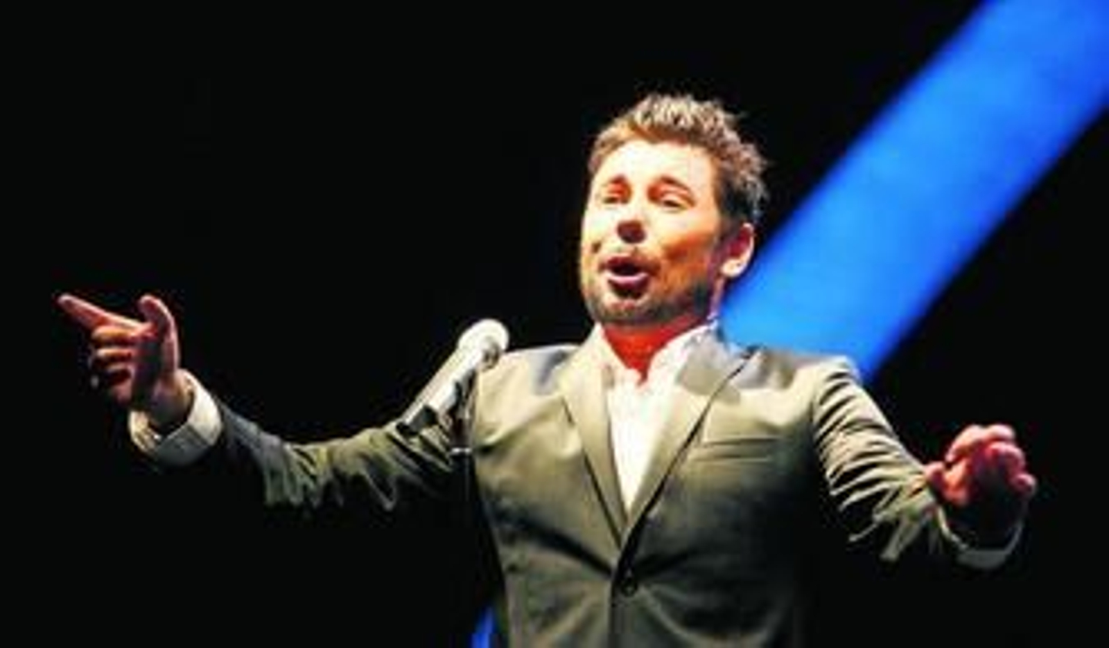 Miguel Poveda, durante su concierto en el Foro Iberoamericano de La Rábida, una actuación que se encuadra dentro del programa de Las noches del Foro.