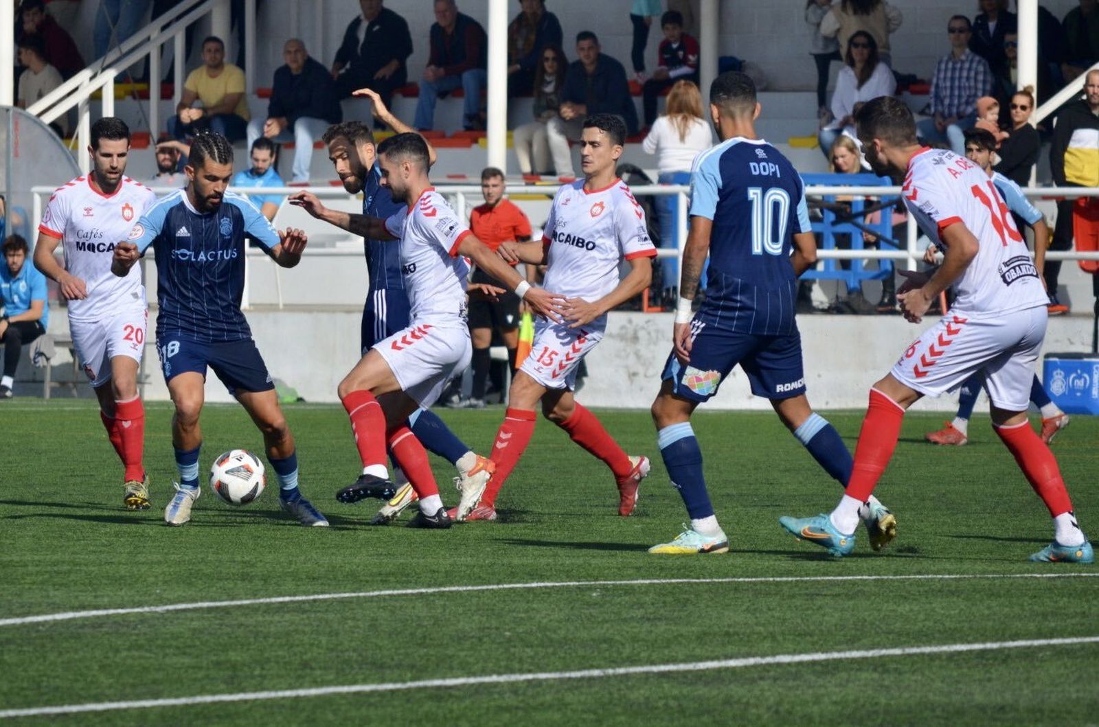 Jugada en el Utrera-Recre de la primera vuelta.