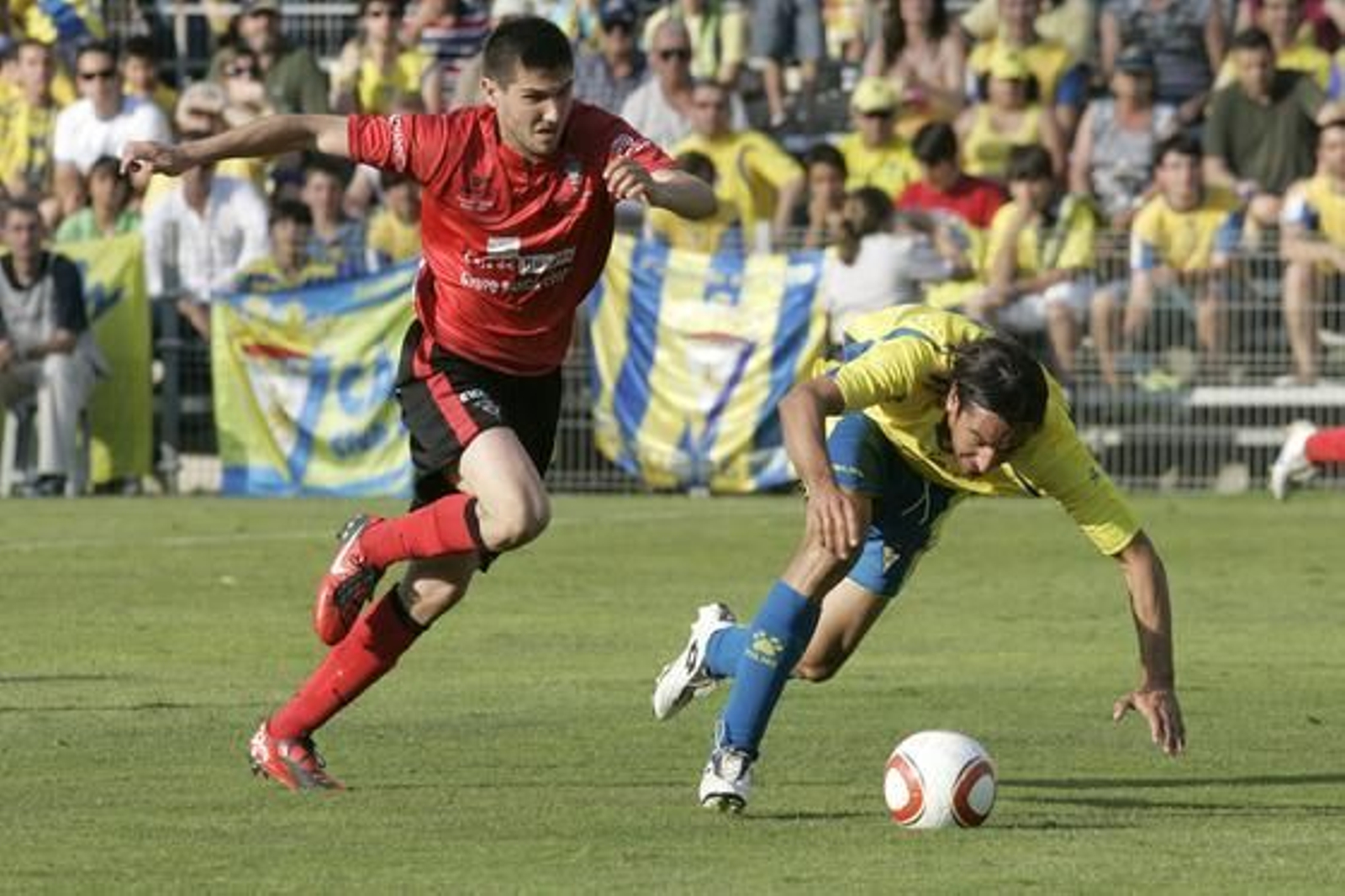 Pachón, desequilibrado, intenta marcharse de Álvaro Corral. 

Foto: Jesus Marin