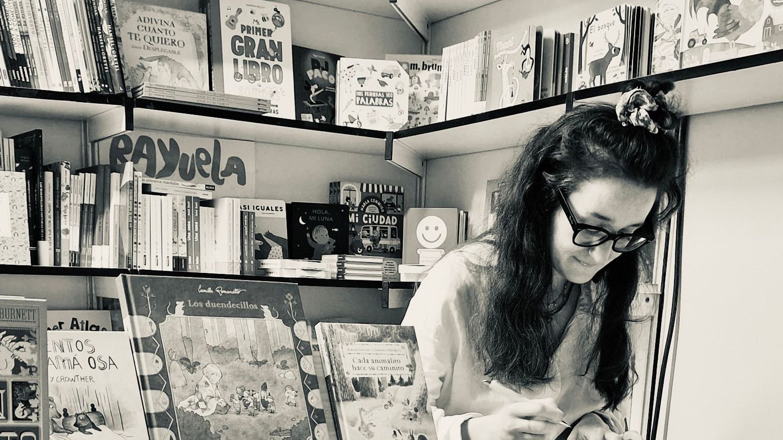 Teresa Familiar durante la firma de libros en el expositor de Rayuela.