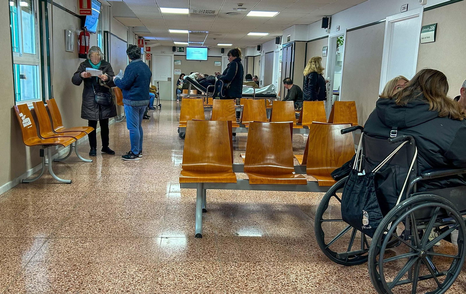 Varias personas aguardan su turno para ser atendidas en la sala de espera de un centro de salud de la capital.