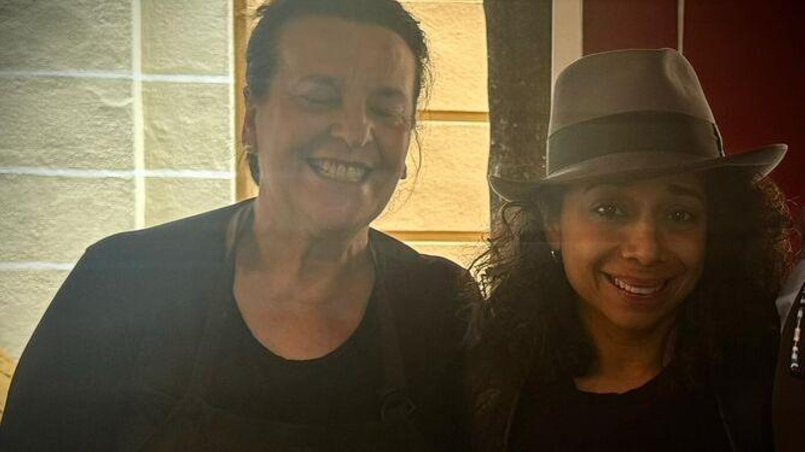 La embajadora de EEUU, Julissa Reynoso, junto a Teresa García, del restaurante La Marea de Marcos.