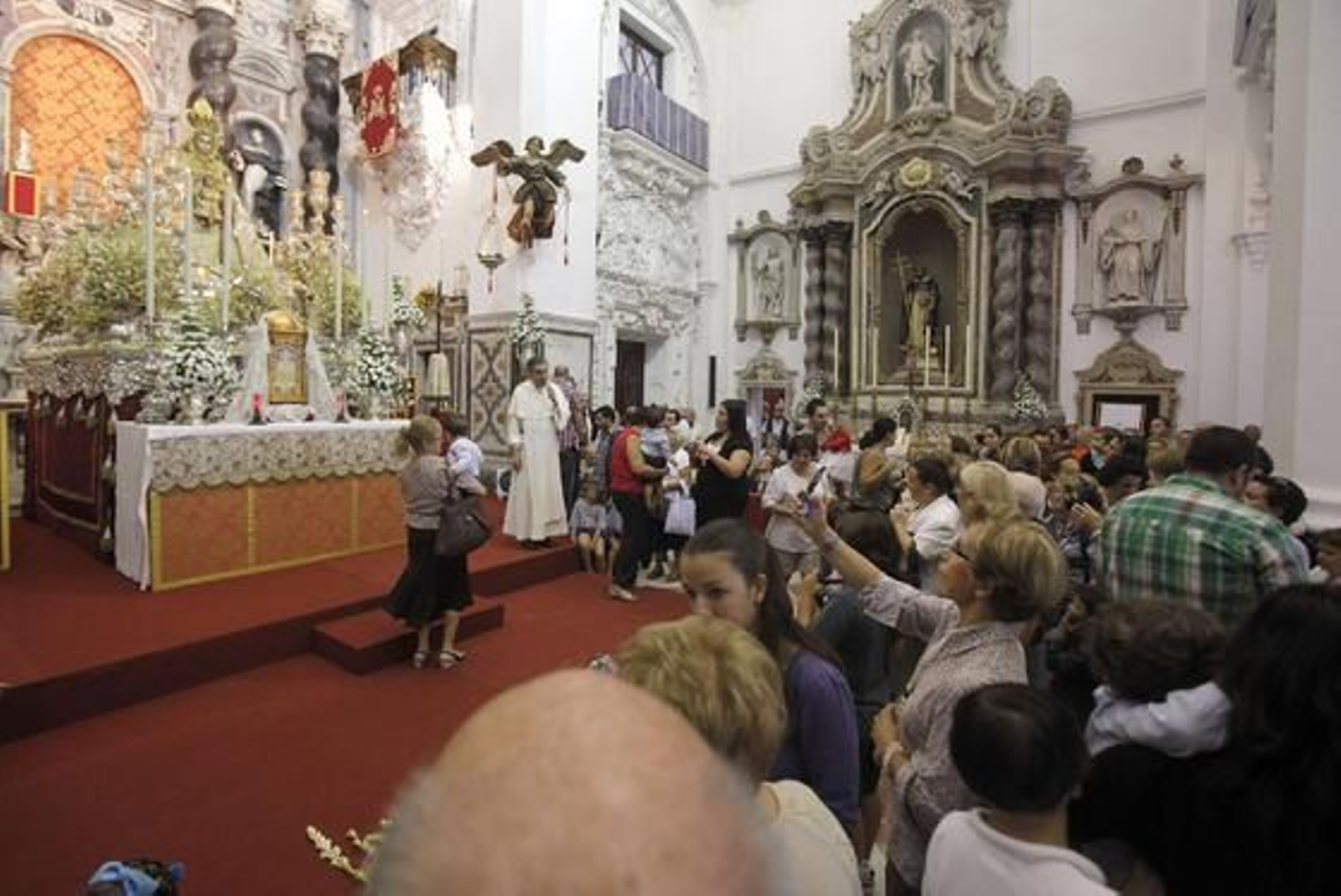 La iglesia de Santo Domingo acoge la tradicional ofrenda floral a la Virgen del Rosario con motivo del Día de la Patrona de Cádiz.   Foto: Jesus Marin
