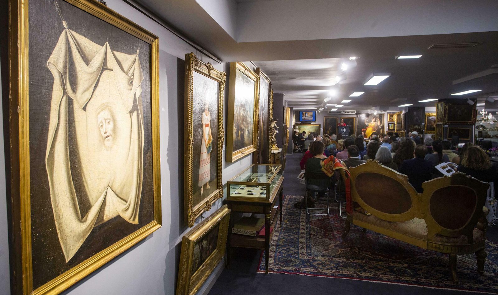 Animación en la subasta de Isbilya con la 'Santa Faz' expuesta en primer término.