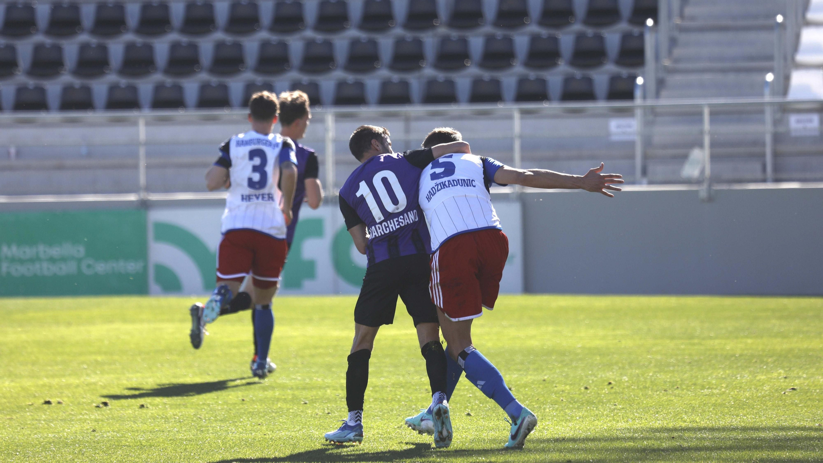 Las fotos  del partido de fútbol entre los equipos  Hamburgo - Zurich