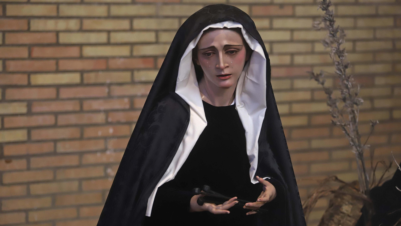 Fotos del Viernes Santo en Algeciras: Mortaja, Misericordia y Santo Entierro