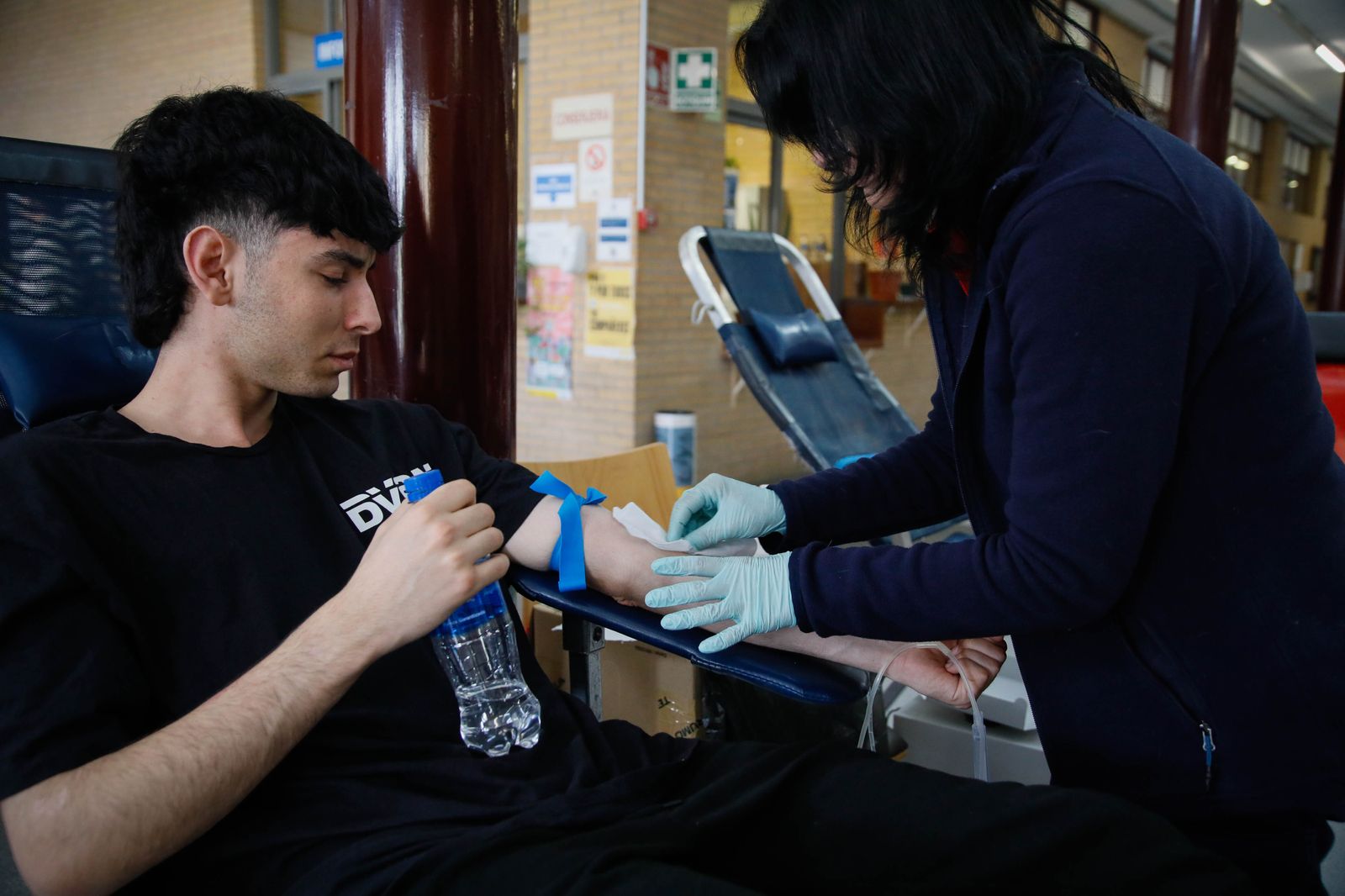Juan de la Cruz Belmonte y Aref Laarej en la colecta de sangre de la UAL
