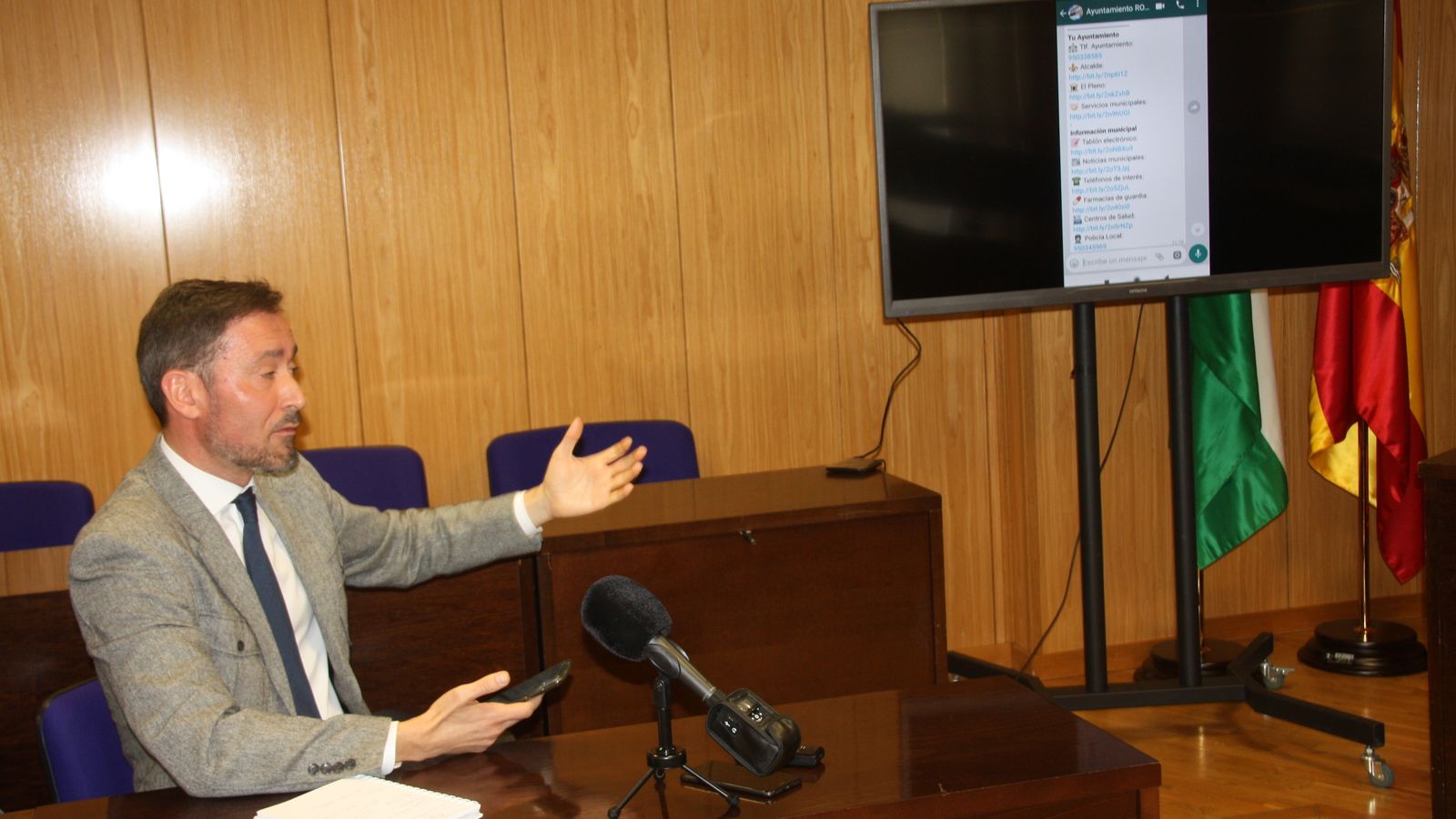 Antonio Contreras, de la empresa Eyos Comunicación Digital, ofrece las pautas del funcionamiento del servicio.