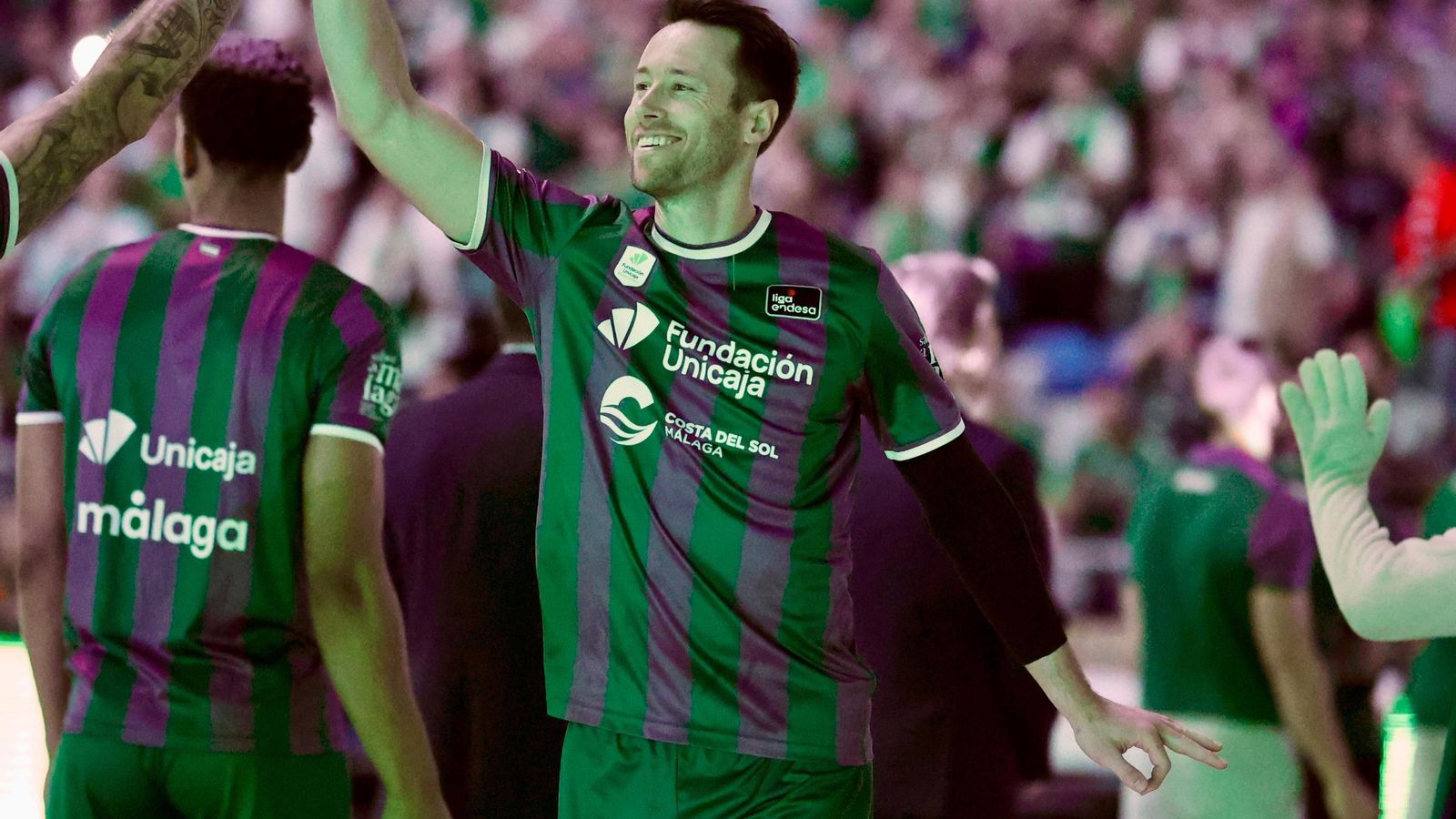 Los abonados más veteranos del Unicaja despliegan la bandera de campeón de la BCL