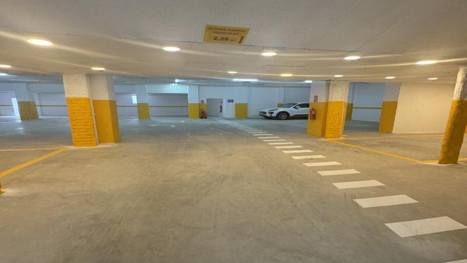 El aparcamiento rotatorio cuenta con 50 plazas en el antiguo local comercial de venta de muebles, en Muñoz León.