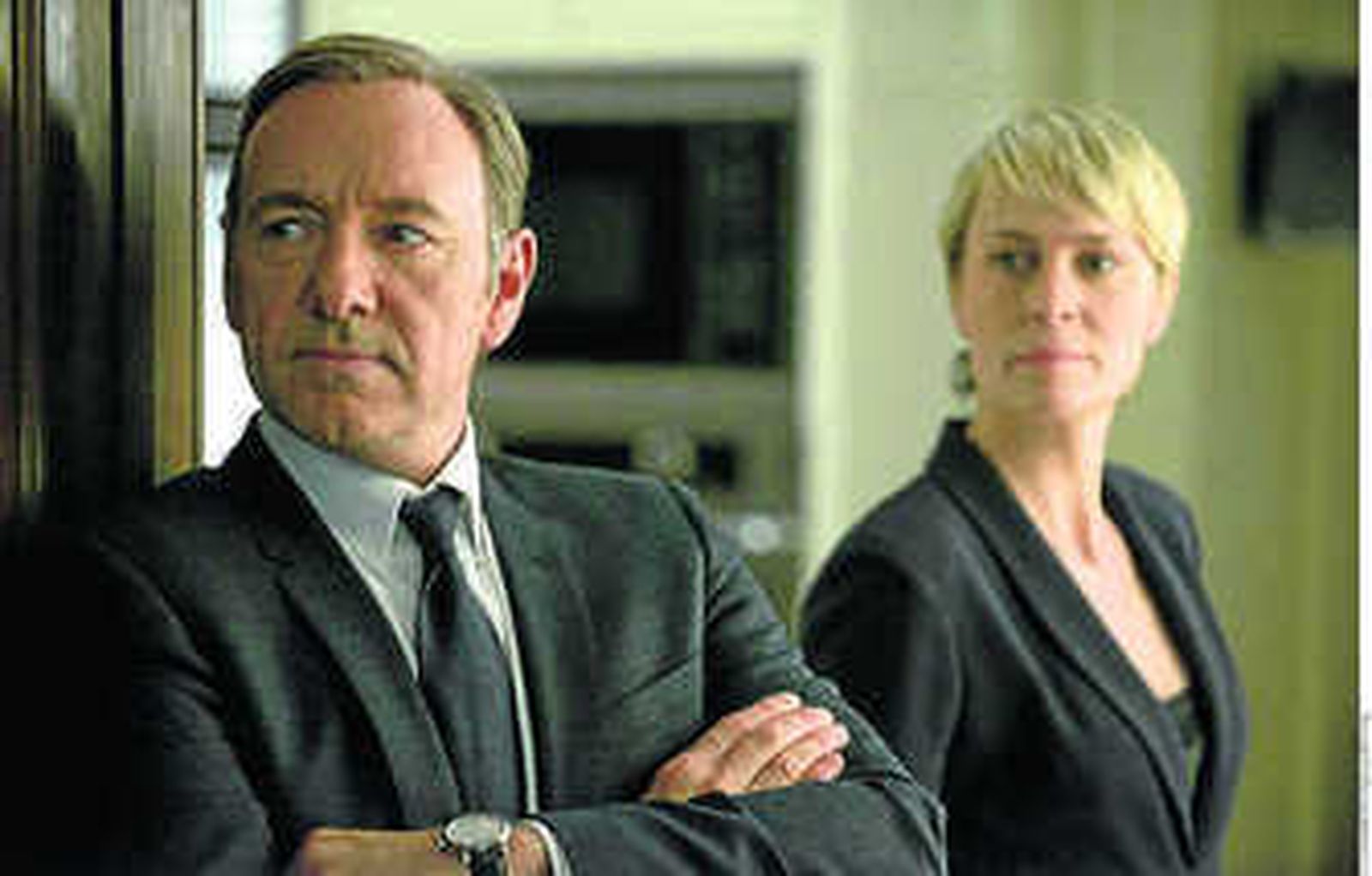 Spacey y Wright en 'House of cards' (arriba i.); 'Veep (arriba dcha.); elenco de 'El ala oeste...' (abajo i.), y 'Borgen'.
