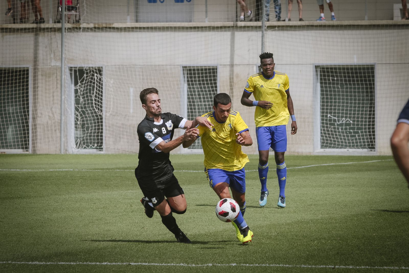 Braganza intenta avanzar por la banda en un partido de esta campaña.