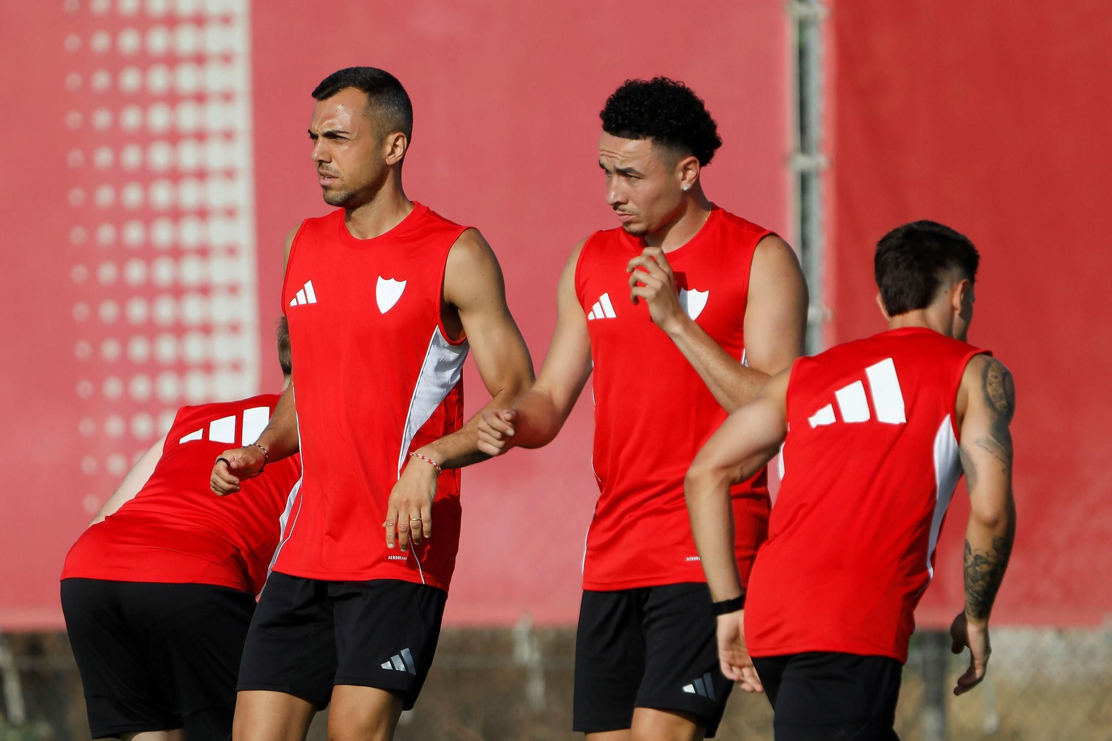 Joan Jordán, Rubén Vargas y Alfon, en un entrenamiento del Sevilla.