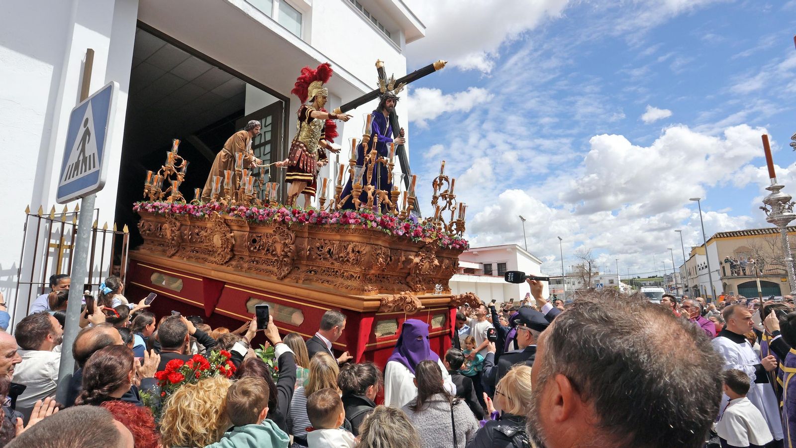 Salud de San Rafael, saliendo de su templo.