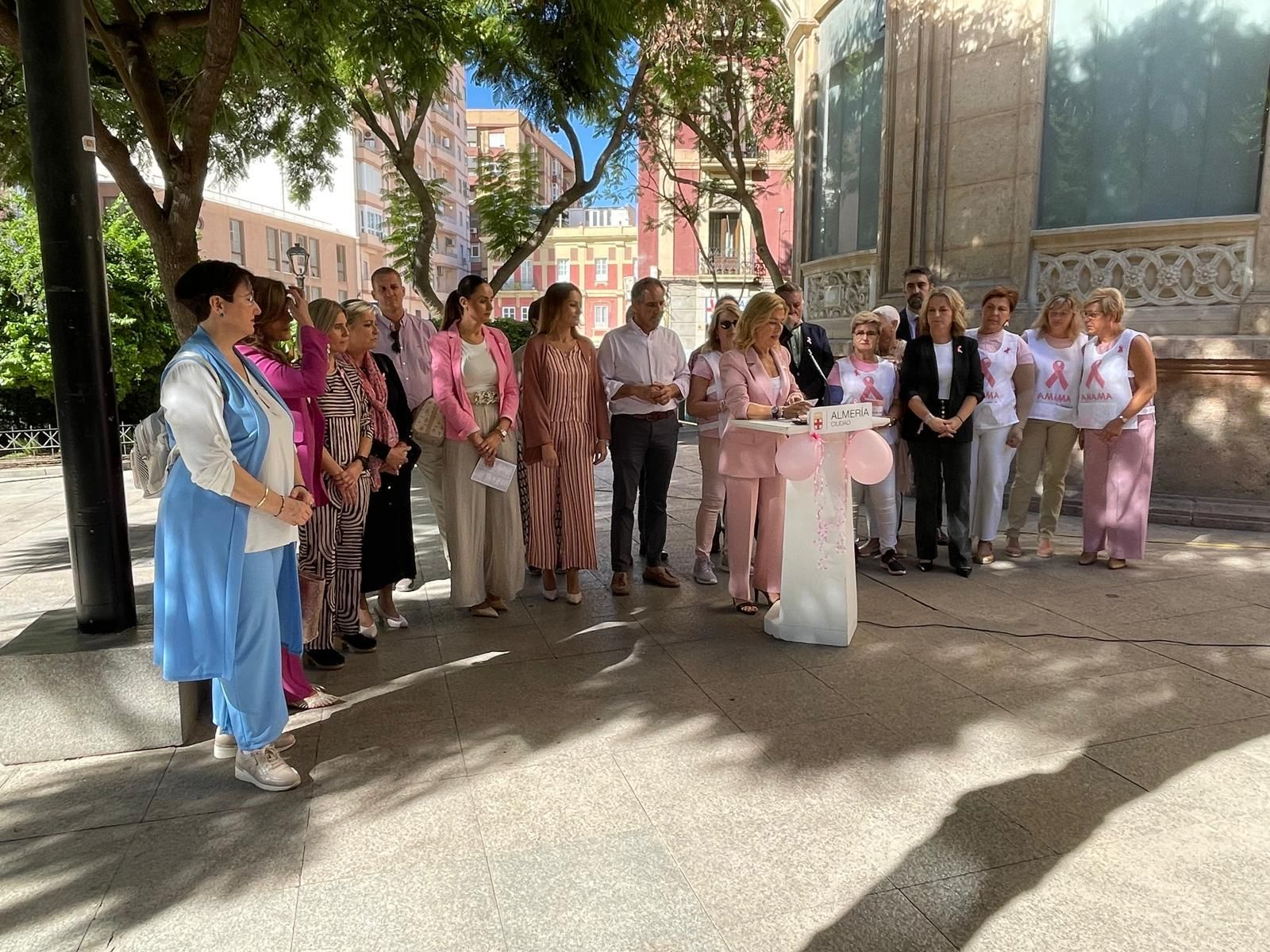 Lectura del manifiesto por la Asociación AMAMA en la Plaza del Educador, al que ha asistido la concejala del Ayuntamiento de Almería Paola Laynez