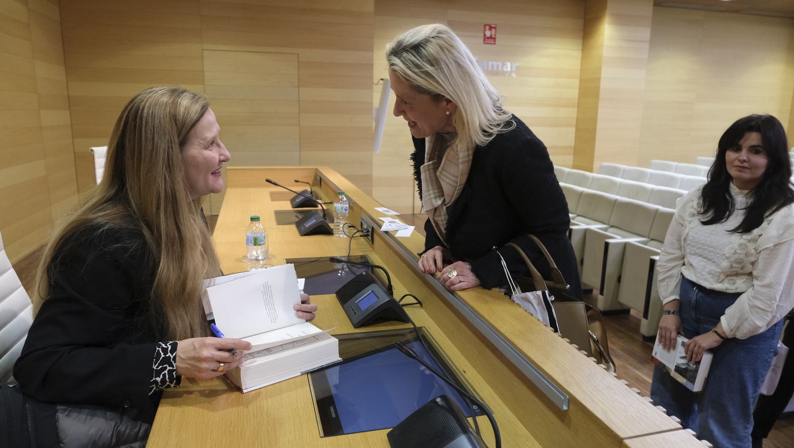 Imágenes del Diario de los Libros con la escritora ganadora del Premio Planeta 2022, Luz Gabás