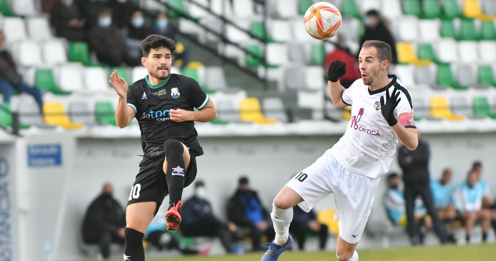 Valentín, capitán del Pozoblanco, cabecea el balón en el partido ante el Rota.
