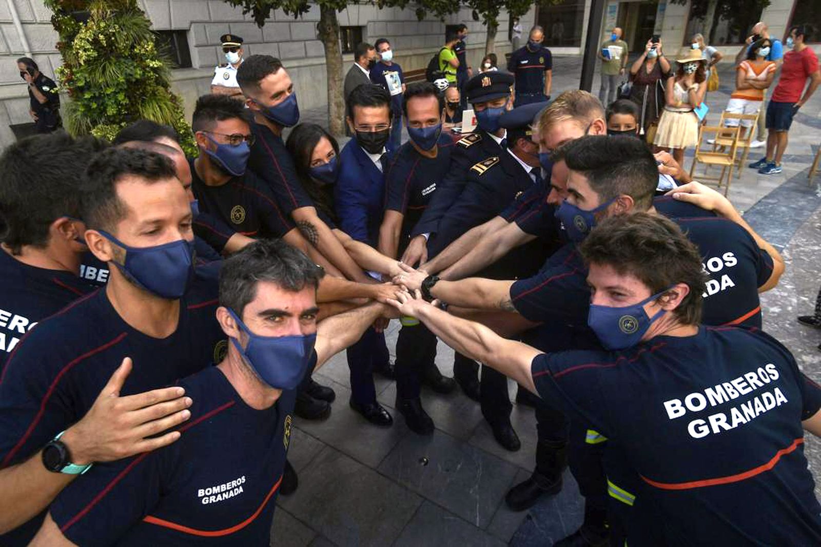 Las nuevas incorporaciones al cuerpo de bomberos posan junto al alcalde