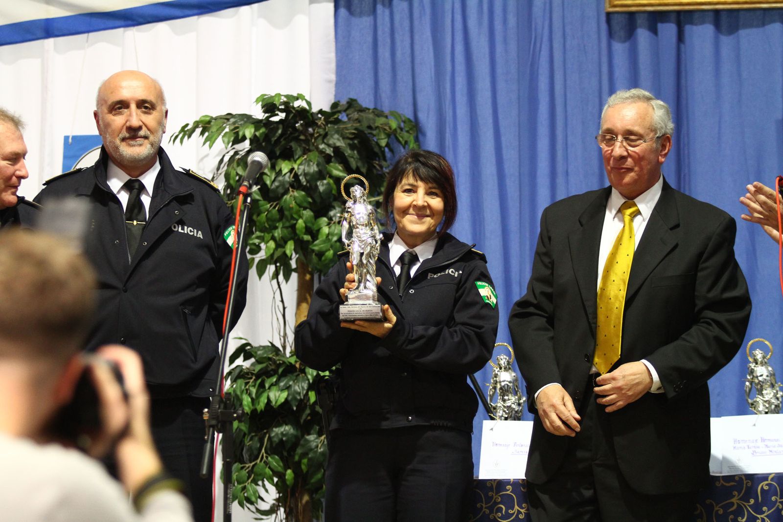 La Asociación de Antiguos Vecinos del barrio de San Sebastián rinde homenaje a la Policía Local.