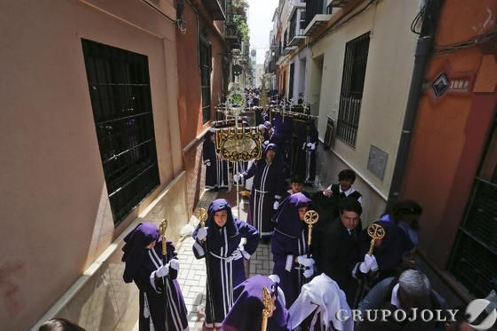 Crucifixión, Gitanos, Dolores del Puente, Pasión, Estudiantes y Cautivo protagonizaron una jornada en claroscuro./ Javier Albiñana