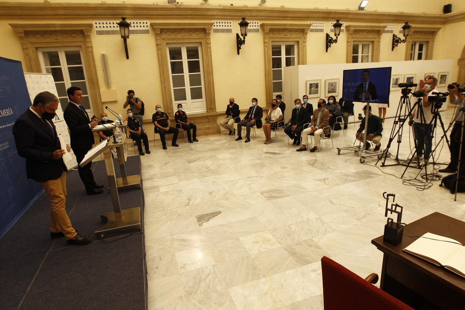 Visita del Consejero de Presidencia de la Junta de Andalucía, Elías Bendodo, a la Diputación de Almería.