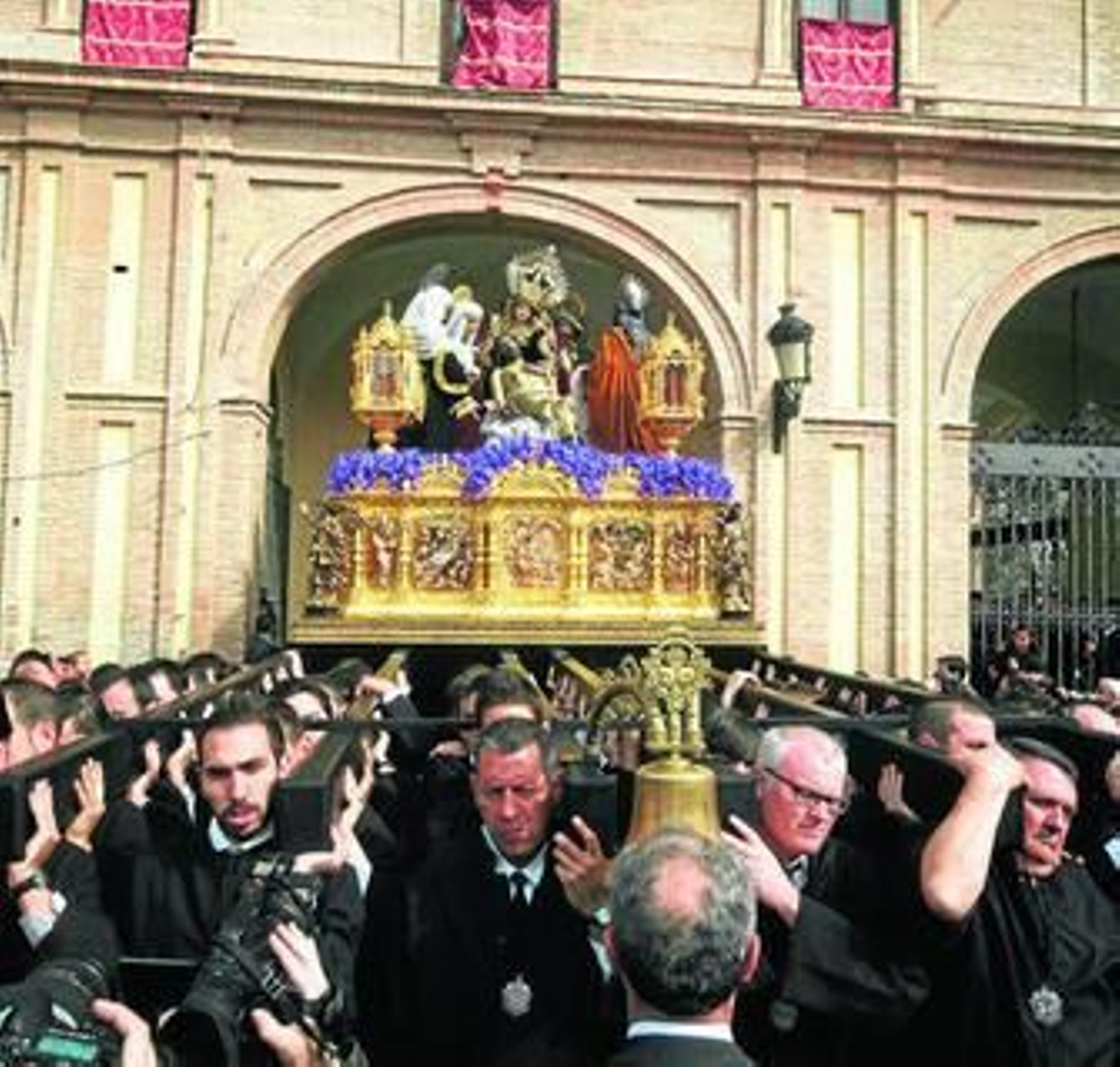 El misterio del Cristo Yacente de la Paz y Unidad sale desde el interior de la Basílica de la Victoria.