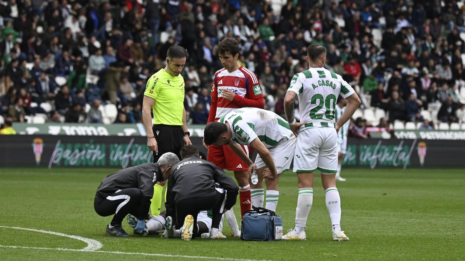 Adilson Mendes es atendido por los servicios médicos del Córdoba CF en el partido ante el Granada.