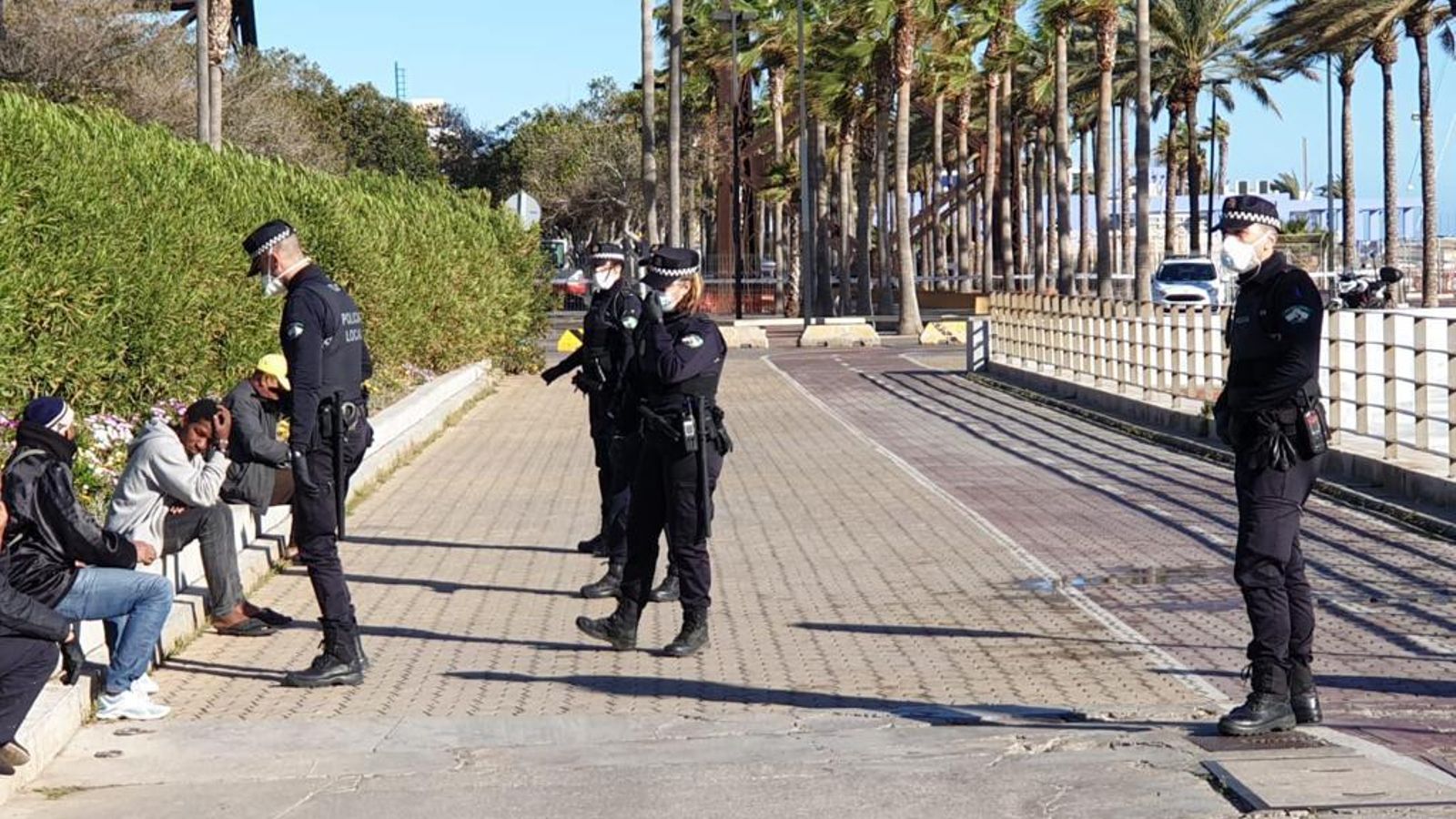 Apoyo de los agentes a las personas sin hogar.