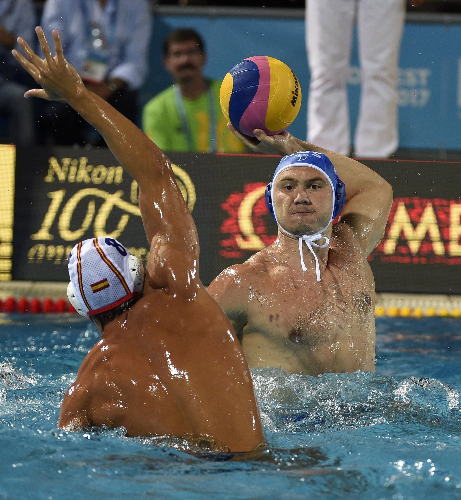 Español defiende a Lazarev.