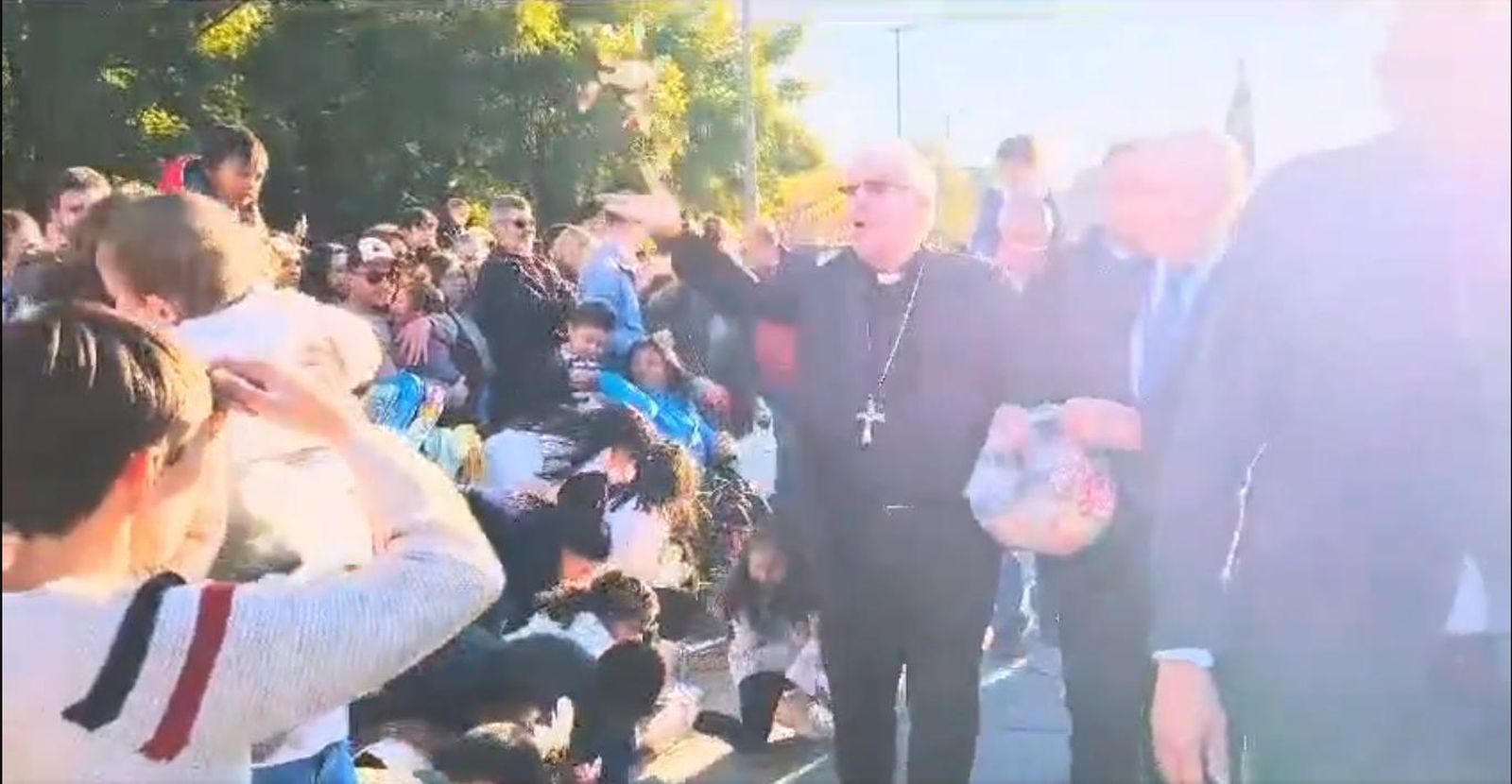 Saiz Meneses lanzando caramelos a los niños