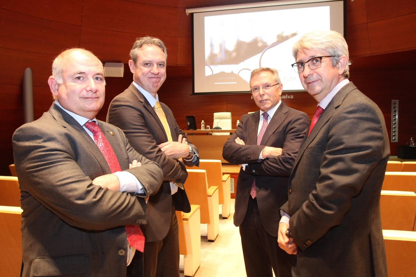 El gerente de la Aiqbe, Rafael Eugenio Romero; el presidente de la Feique, Antón Valero; el director general de la Feique, Juan A. Labat; y el presidente de la Aiqbe y vicepresidente de la FOE, José Antonio Agüera.