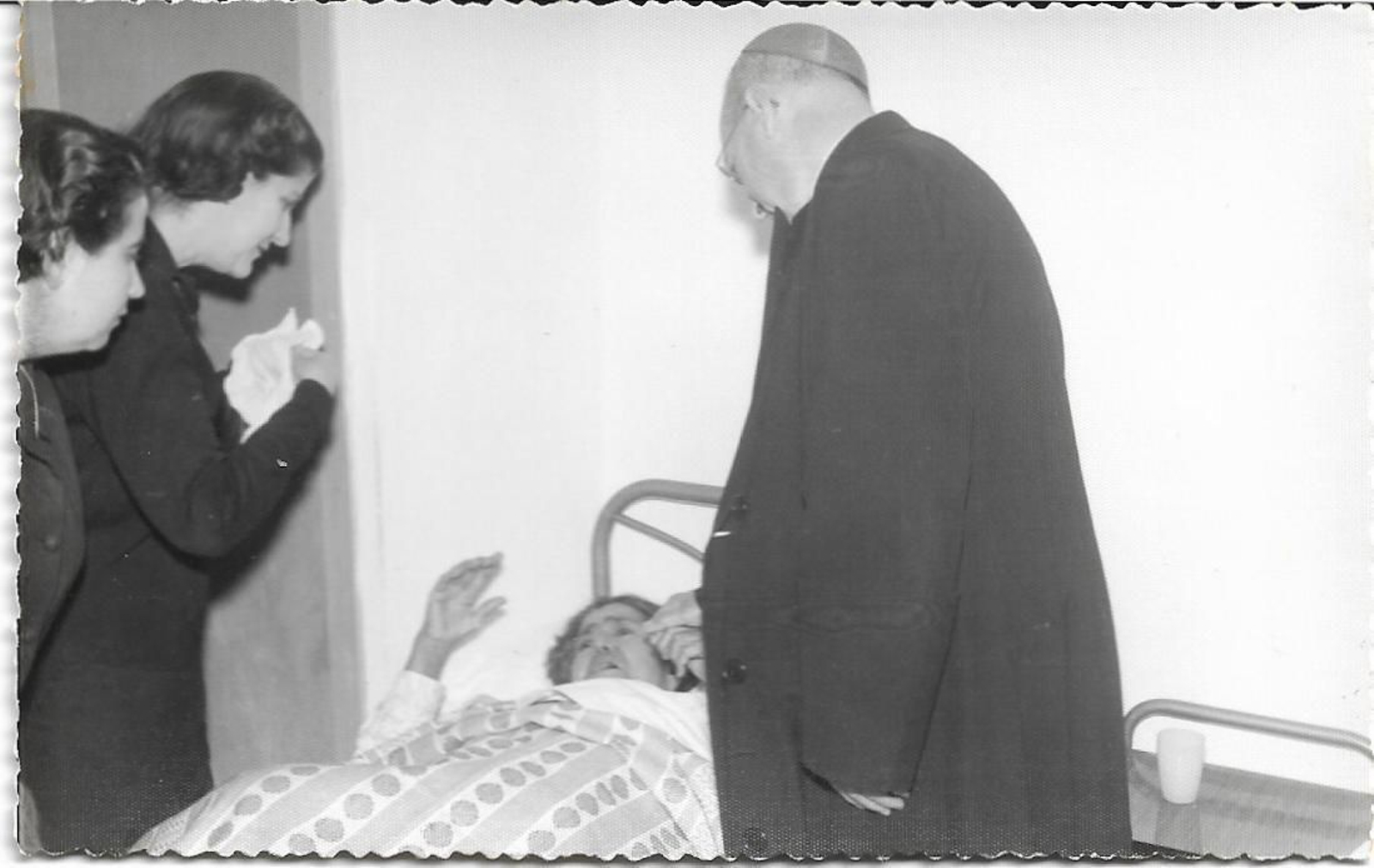 Visita a las ancianas del que fuera obispo de Huelva, José María García.