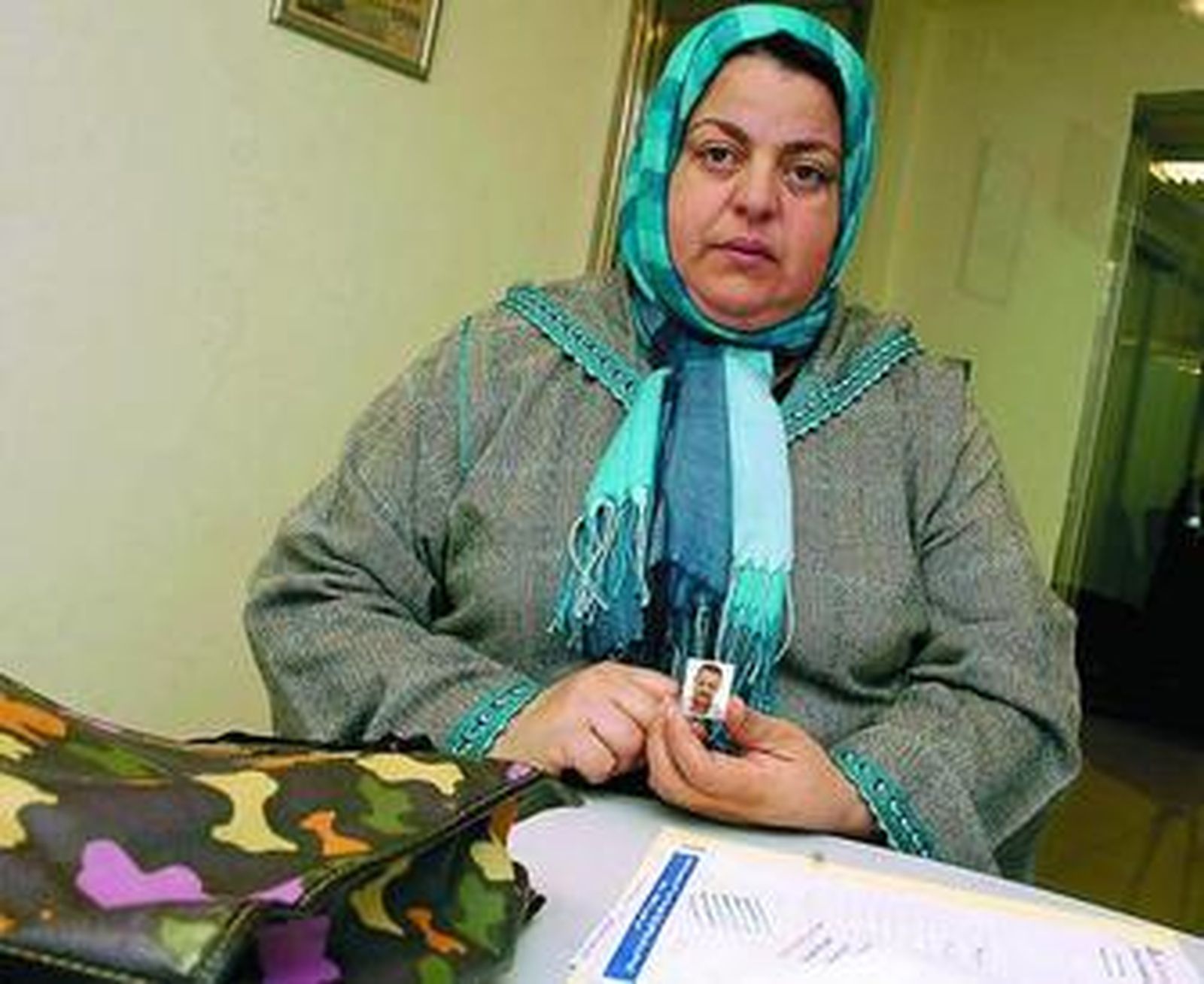 La madre de Abdeselam muestra la foto de su hijo.