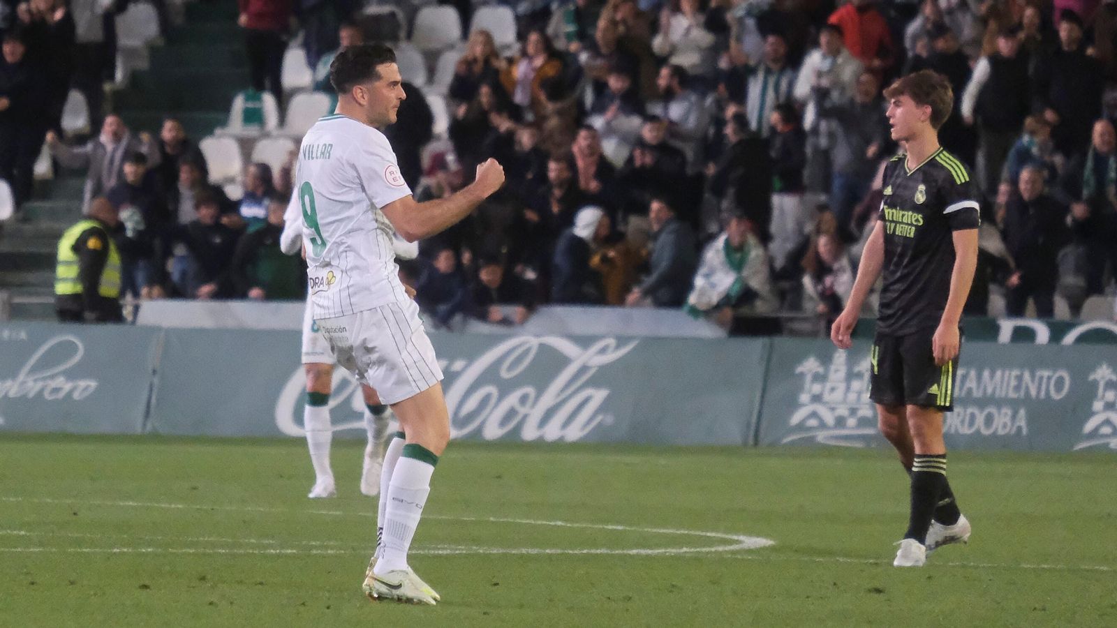 Juan Villar celebra con rabia su primer gol con el Córdoba CF.