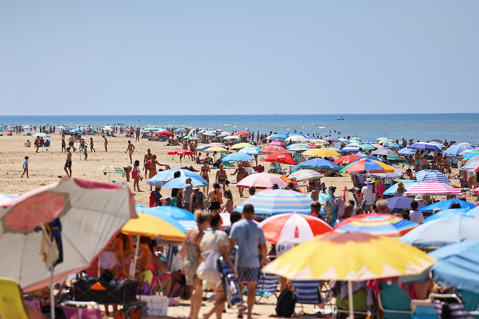 Ambiente en las playas de Huelva en la mañana de domingo